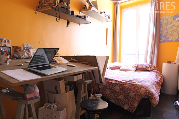 Une chambre d’ado jaune. C0580