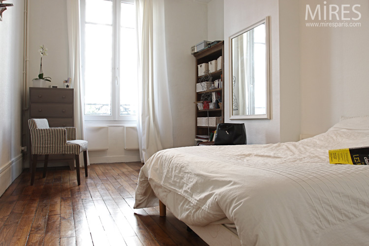 Une chambre sobre et blanche. C0599