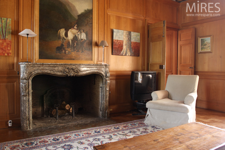 C0573 – Panelled living room with white piano