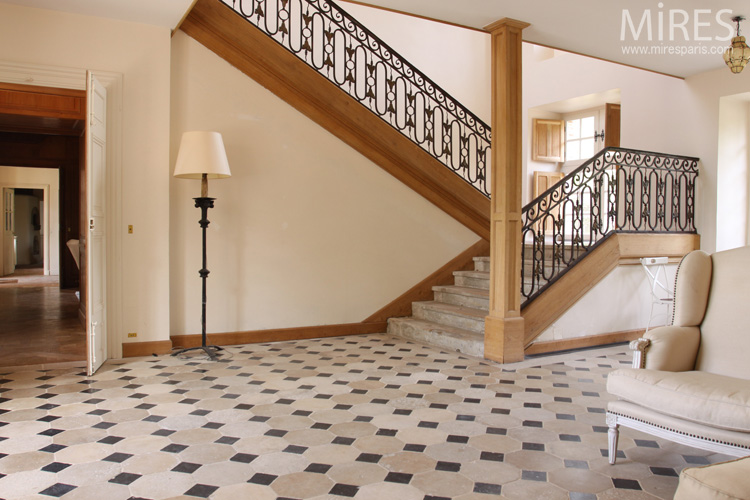 C0573 – Black and white tiled floor entrance