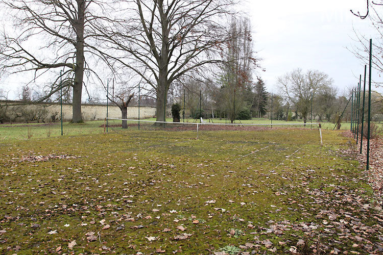 C0526 – Tennis court and camouflage