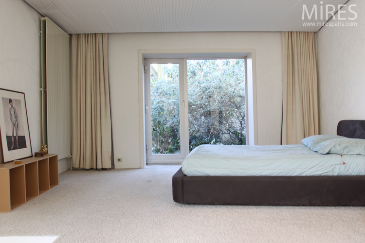 Bedroom with the homage to Seurat. C0665