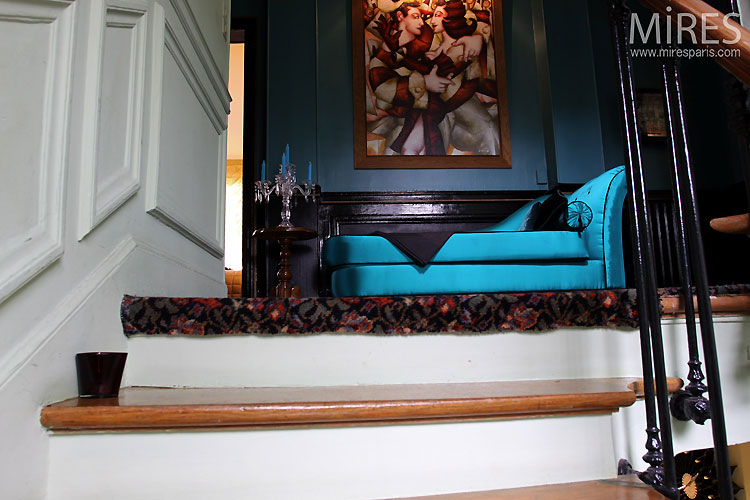 C0532 – Blue sofa on stair landing