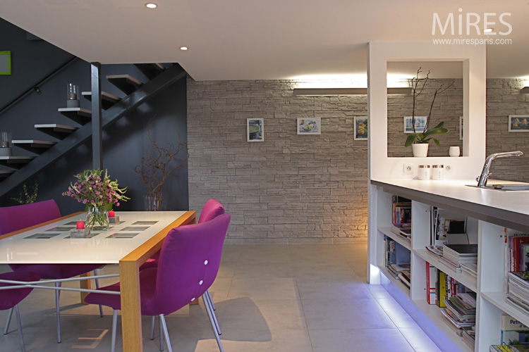 C0553 – White kitchen with stone wall