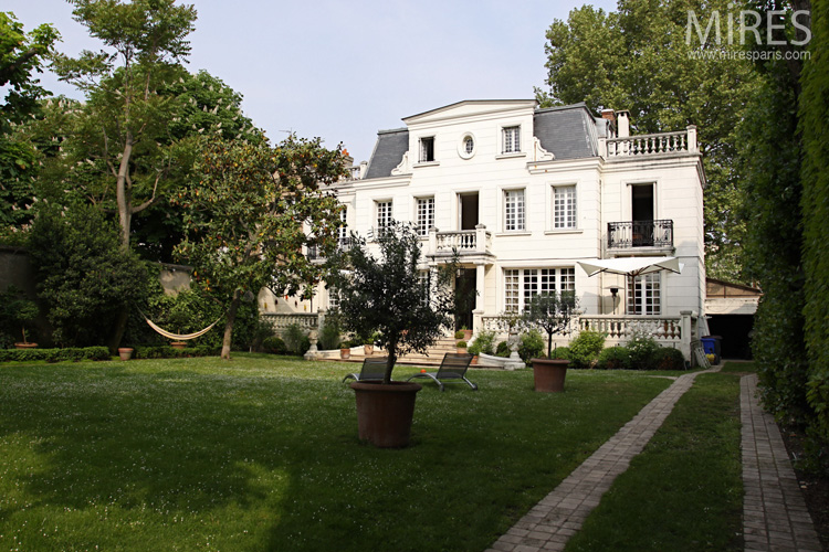 C0578 – Une maison de style classique avec un grand jardin