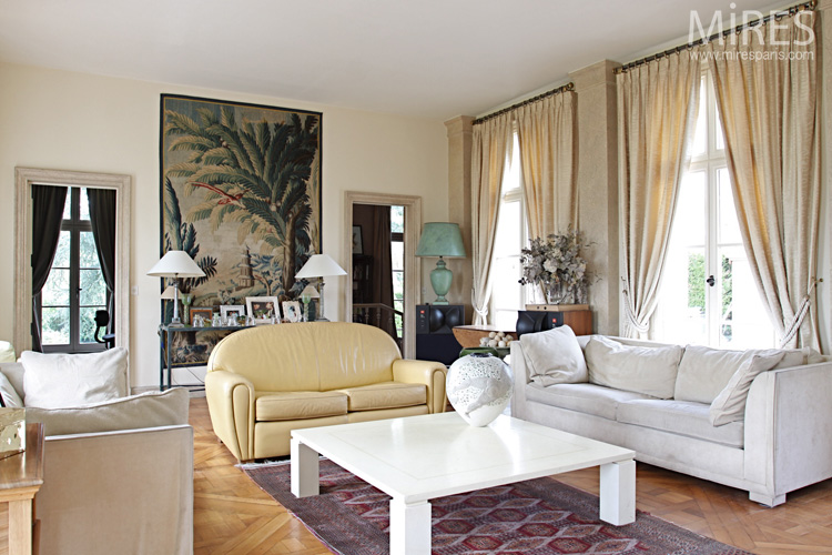 C0591 – Beige living room with tapestry