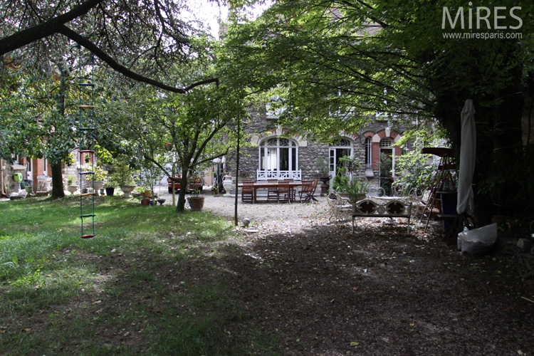 C0609 – Jardin convivial avec une grande variété d’arbres