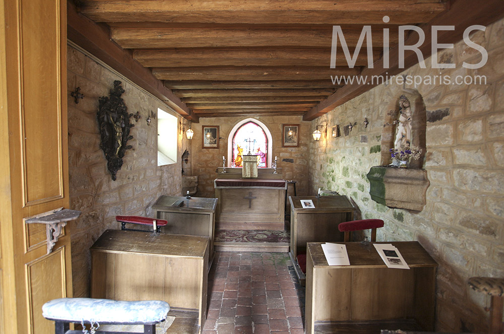 C0642 – Small chapel with a low ceiling with beams