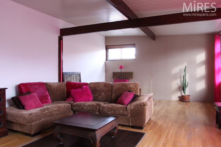 C0656 – Pink and brown oriental living room