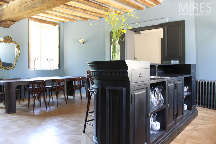 C0572 – Dining room with beams and bar