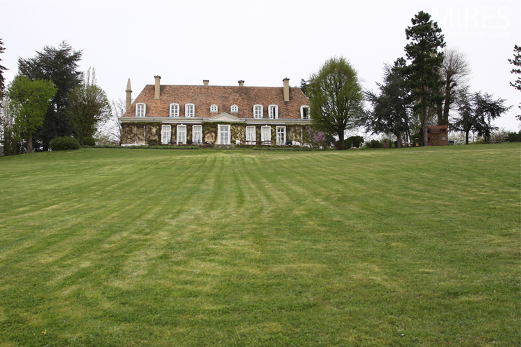 C0591 – Une maison lumineuse sur la colline