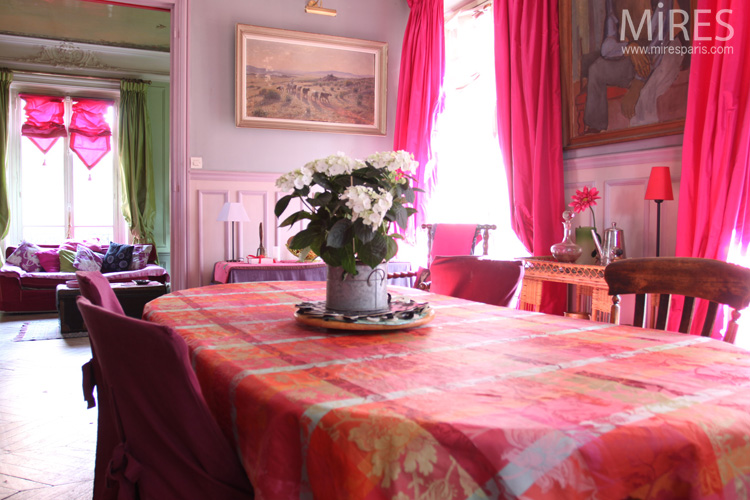 C0566 – a cheerful pink dining room