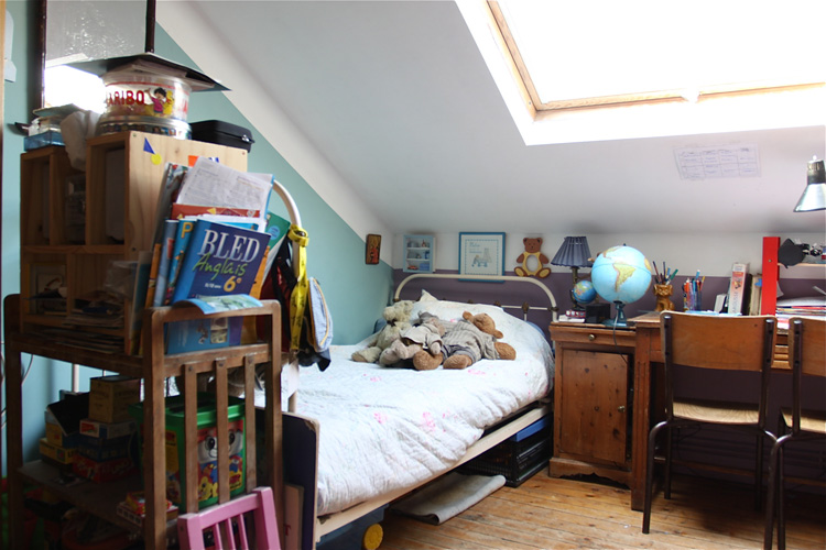 C0566 – Bedroom of studious small children