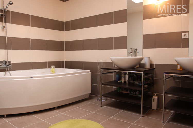 C0553 – Salle de bains rayée marron beige