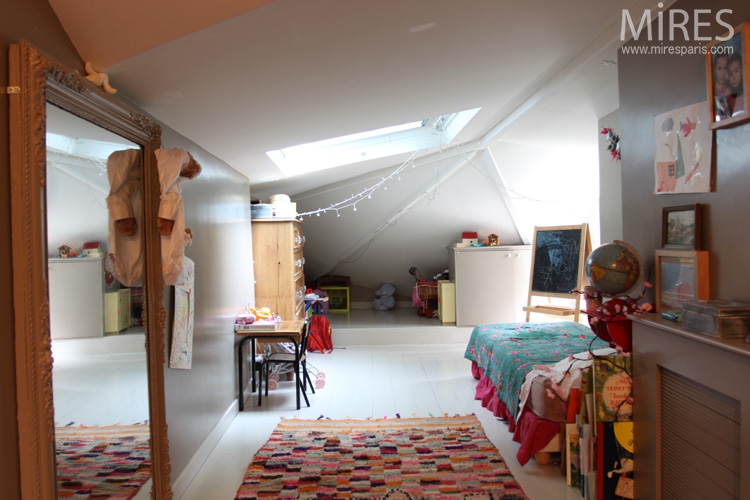Chambres d’enfants sous les toits. C0551