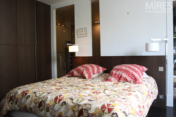 Une chambre avec salle de bain et bureau. C0580