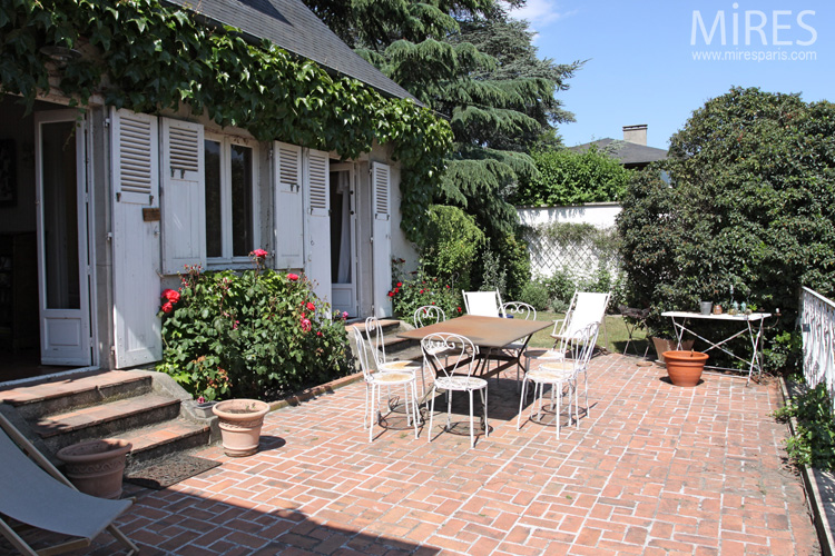 C0586 – Balustrade, table et chaises de jardin en fer, chaises longues