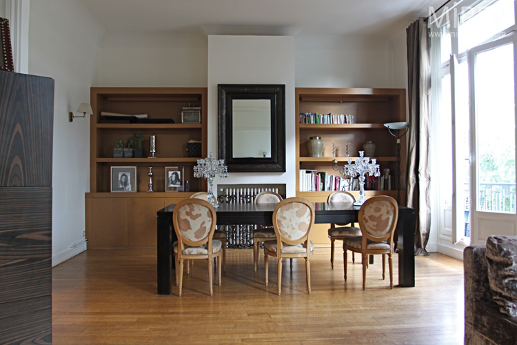 C0608 – White Louis XVI chairs, modern black table