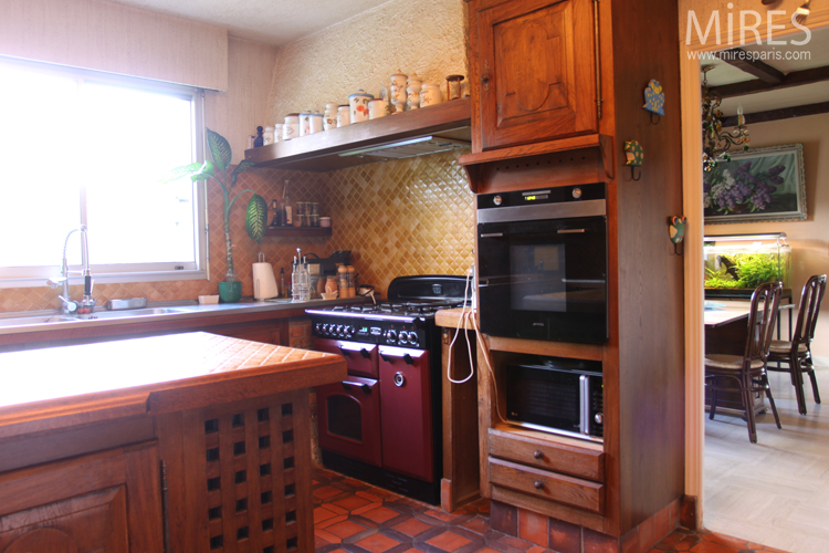 C0637 – A rustic style kitchen fully equipped