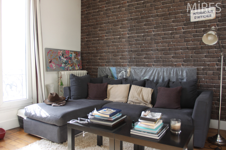 C0643 –  Junior Suite with a brown brick wall