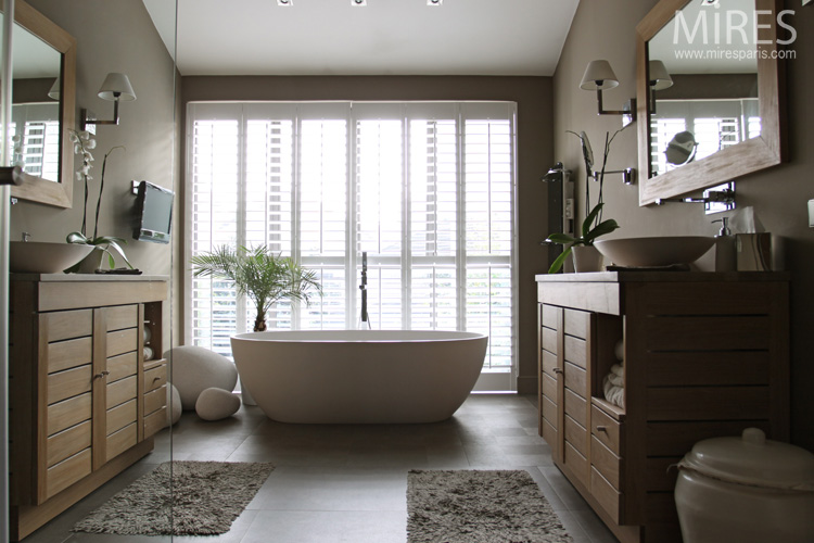 Oval bath-tub, Charleston gray atmosphere. C0649