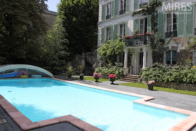 C0556 – Swimming pool surrounded by greenery