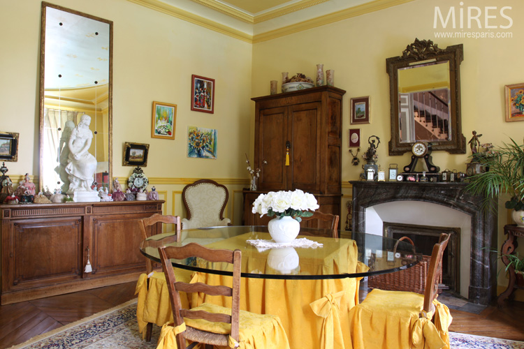 C0556 – Buffet, armoire, table ronde, ambiance jaune