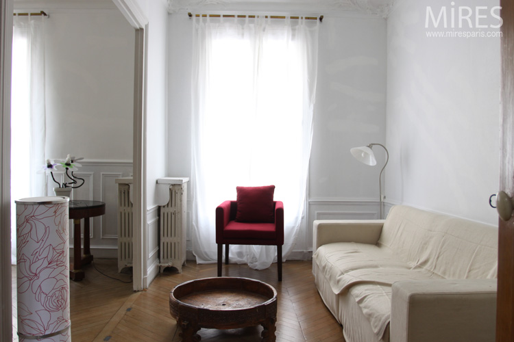 C0607 – Small living room, empty walls