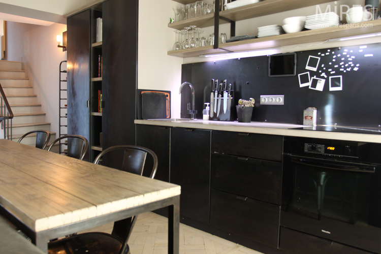 C0626 – A black and white kitchen