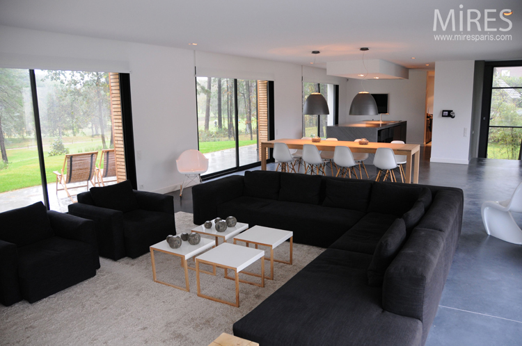 C0640 – Black settees and white coffee tables