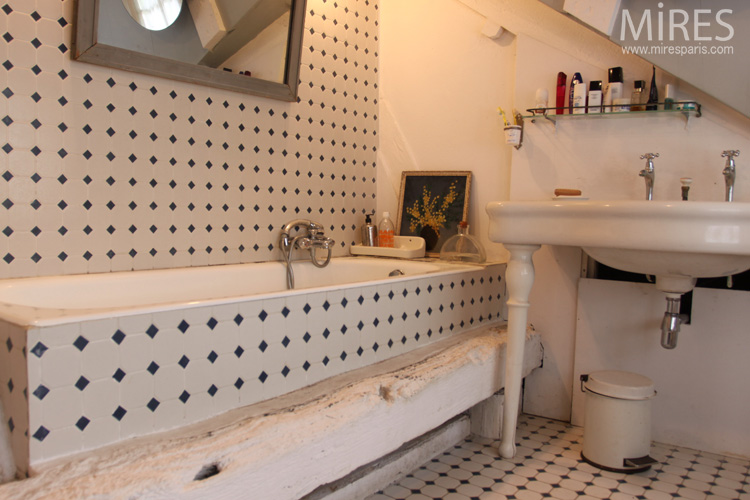 Ancien lavabo en fa ence blanche sur pieds carrelage Ancien lavabo en fa ence blanche sur pieds carrelage