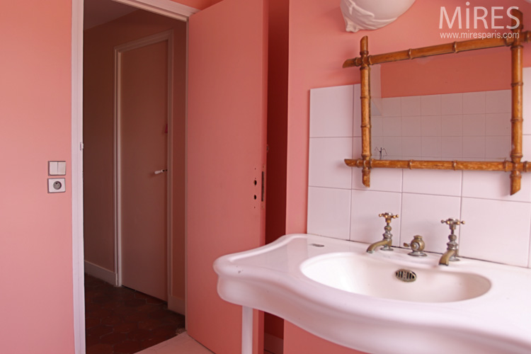 Ancient lavabo sur pied, rose et blanc. C0556