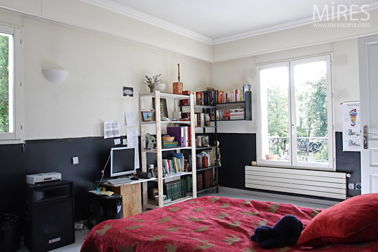 C0568 – Student bedroom, black and white Yin Yang + red