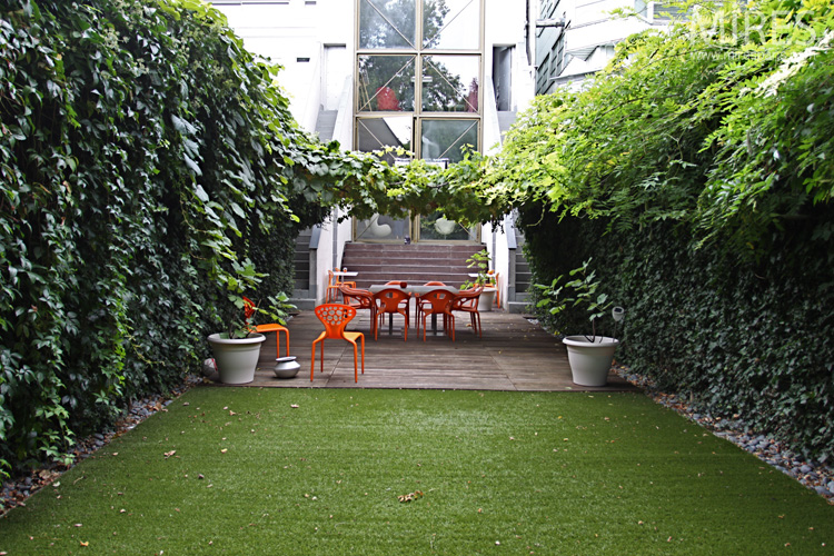 C0616 – A shaded terrace along the Seine