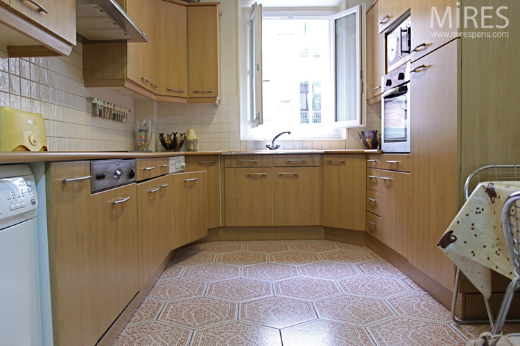 C0618 – Large  hexagonal tiles and light wood