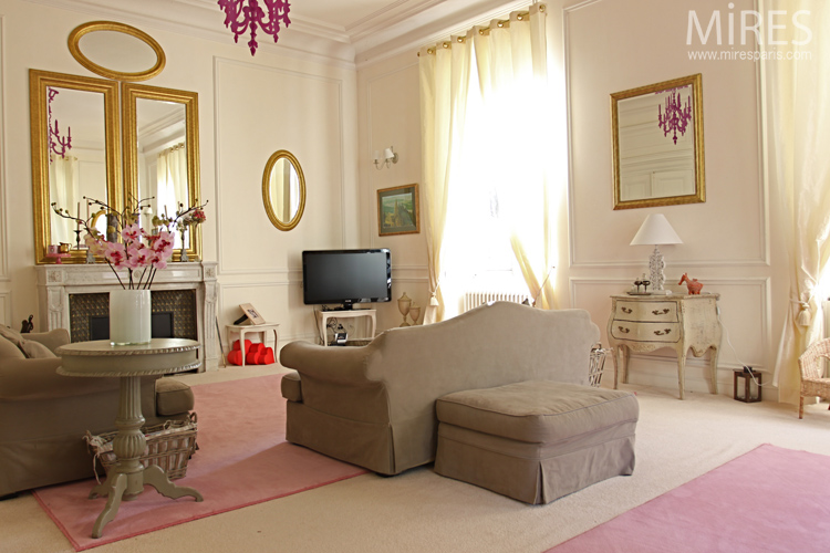 C0638 – Gilded mirrors, pink beige ambience