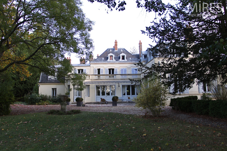 C0638 – Maison blanche au fond du parc