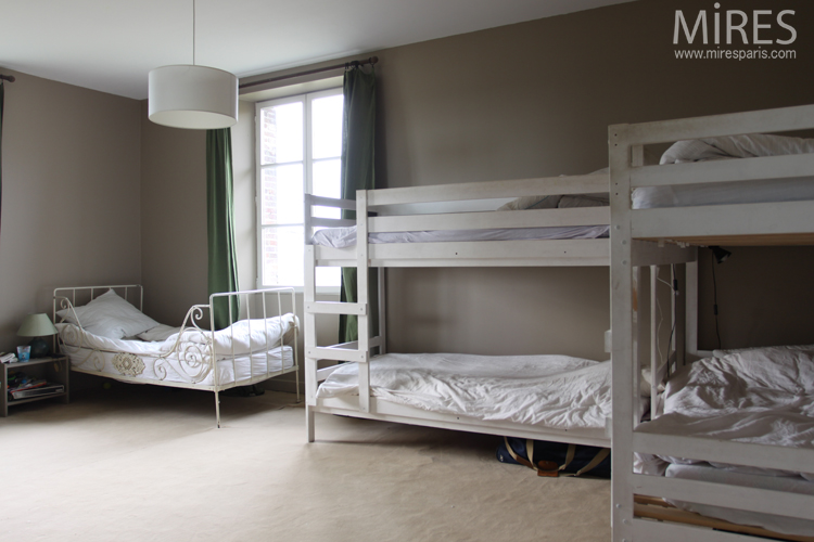 C0690 – Bunk beds and refined atmosphere