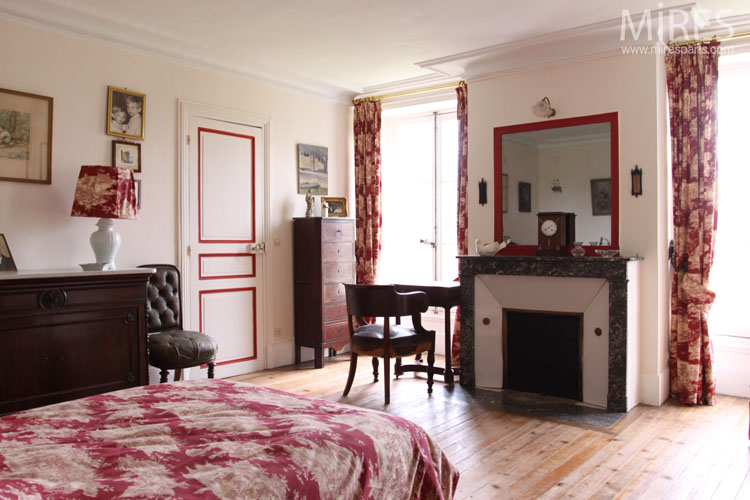 C0644 – Red room with small frames