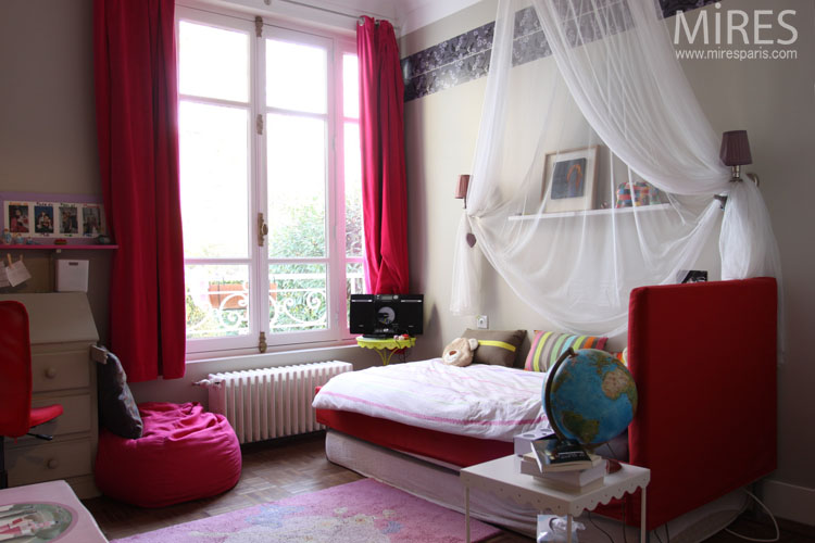 C0646 – Red, pink, white chiffon bedroom