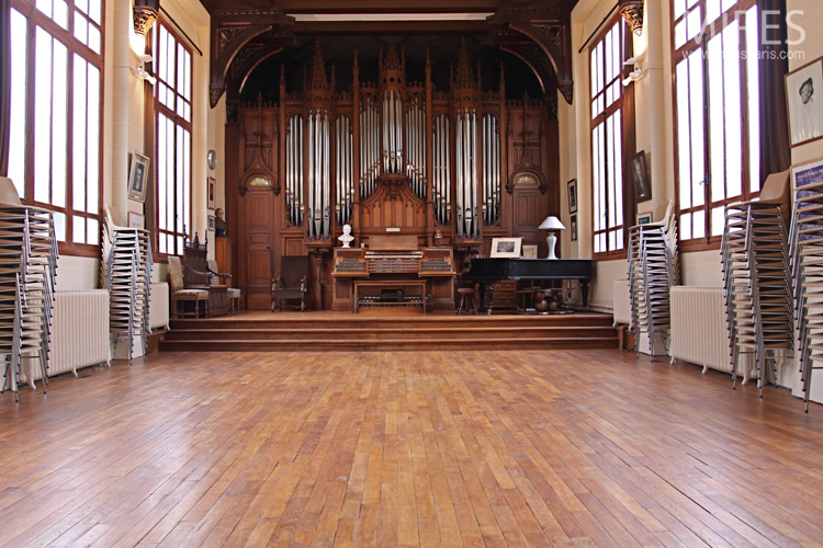 Salle d’orgue avec mezzanine. C0650