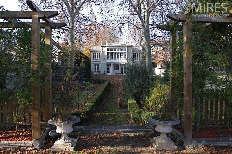 C0646 – Art Deco villa with garden overlooking the Seine