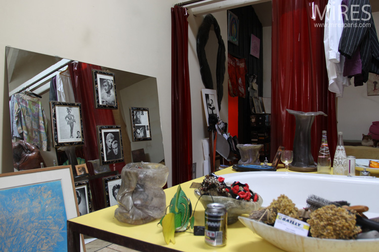Tub-table and small sculptures. C0651