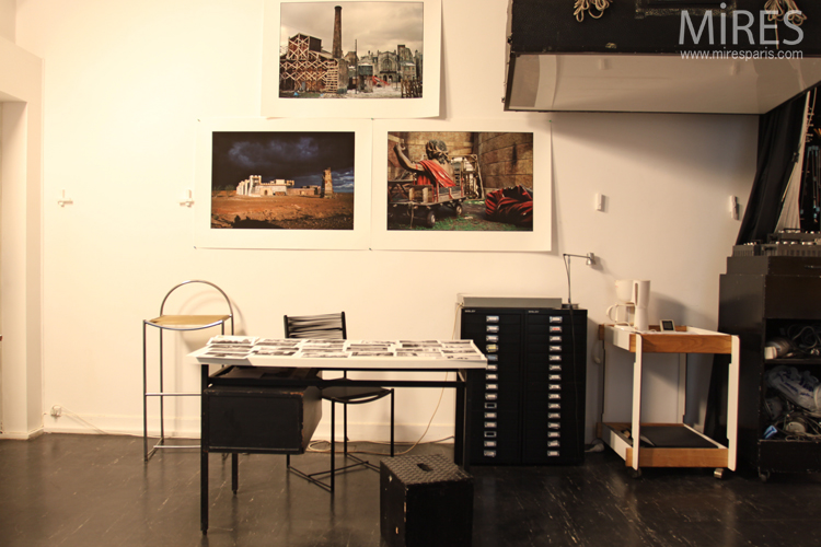 Photo studio with a Mac desk. C0686