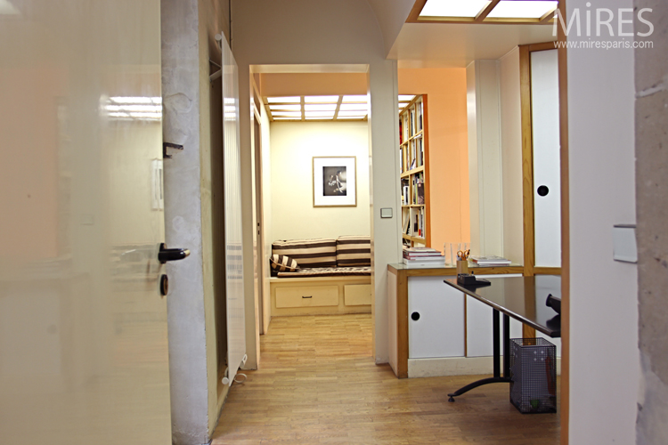 C0686 – Reception room, black design desk