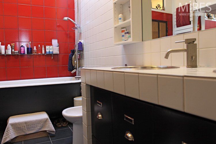 C0670 – Red, black, white bathroom