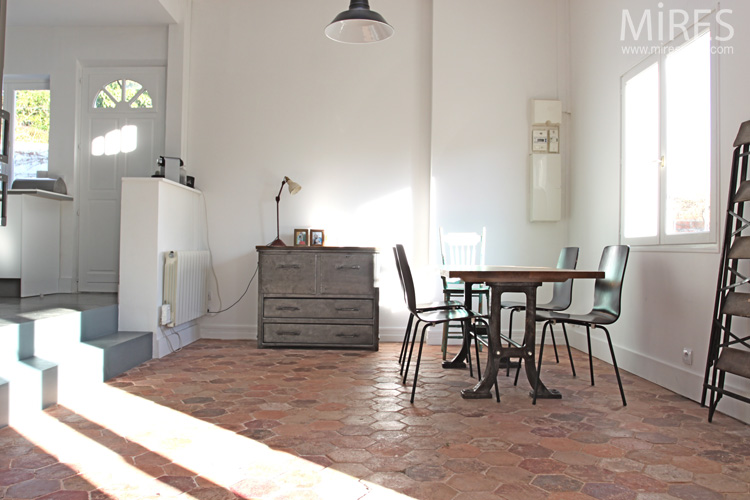 Tomettes, mobilier vintage et murs blancs. C0671 | Mires Paris