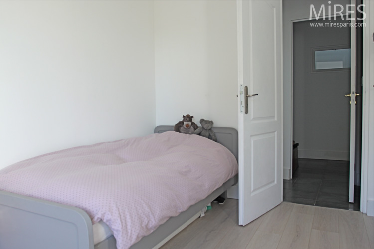White room with pink and gray touches. C0671