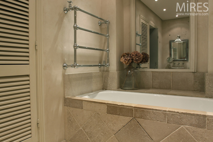 C0667 – Two washbasins on wooden furniture, beige atmosphere