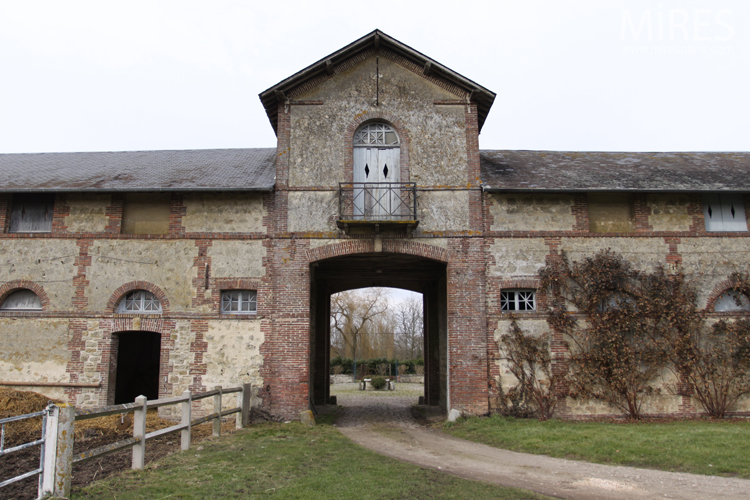 C0690 – Grande cour pavée